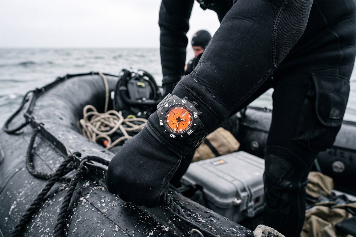 Orange NauticFish Uhr auf einem Einsatzboot